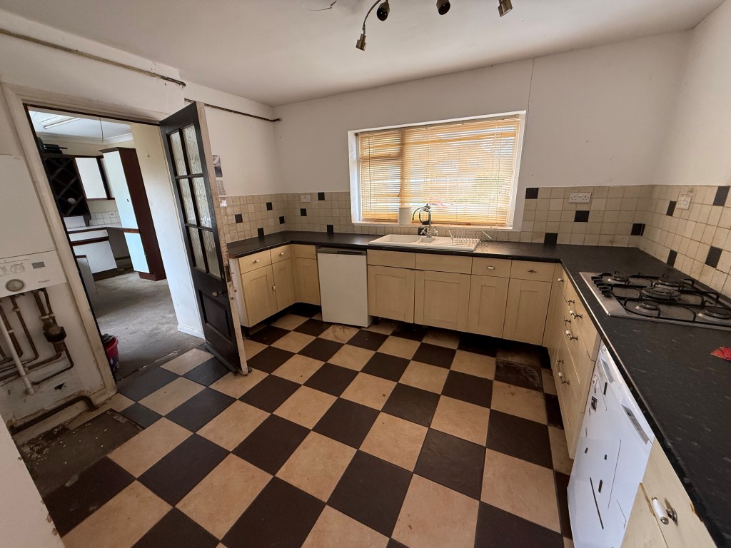 Lot: 136 - FOUR-BEDROOM DETACHED HOUSE FOR REPAIR AND MODERNISATION - Kitchen with built in cupboards and window